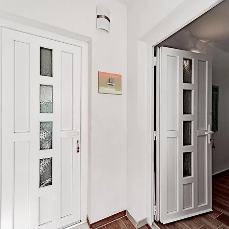 Lovely In With Kitchen Apartmán
