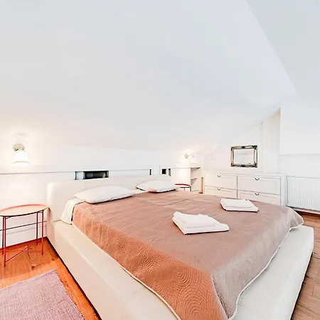 Lovely In With Kitchen Apartment *